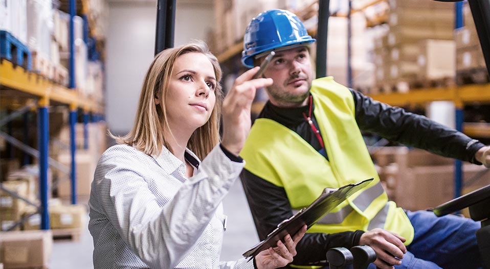 Pracownicy magazynu Golden Logistics podczas kompletowania ładunku